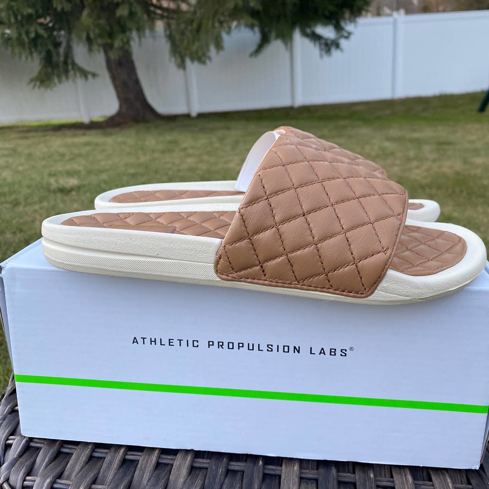 NWT/NIB APL Women's Lusso Quilted Nappa Leather Slide Sandal Caramel/ Pristine